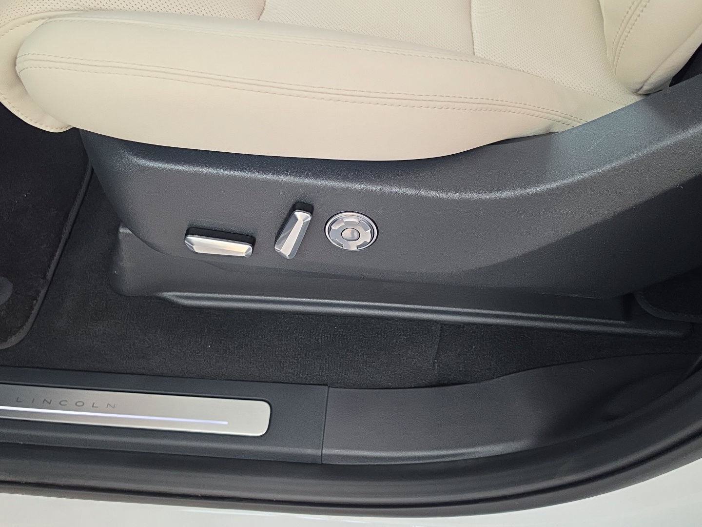New 2027 Lincoln Navigator L Premier AWD/4WD image 13