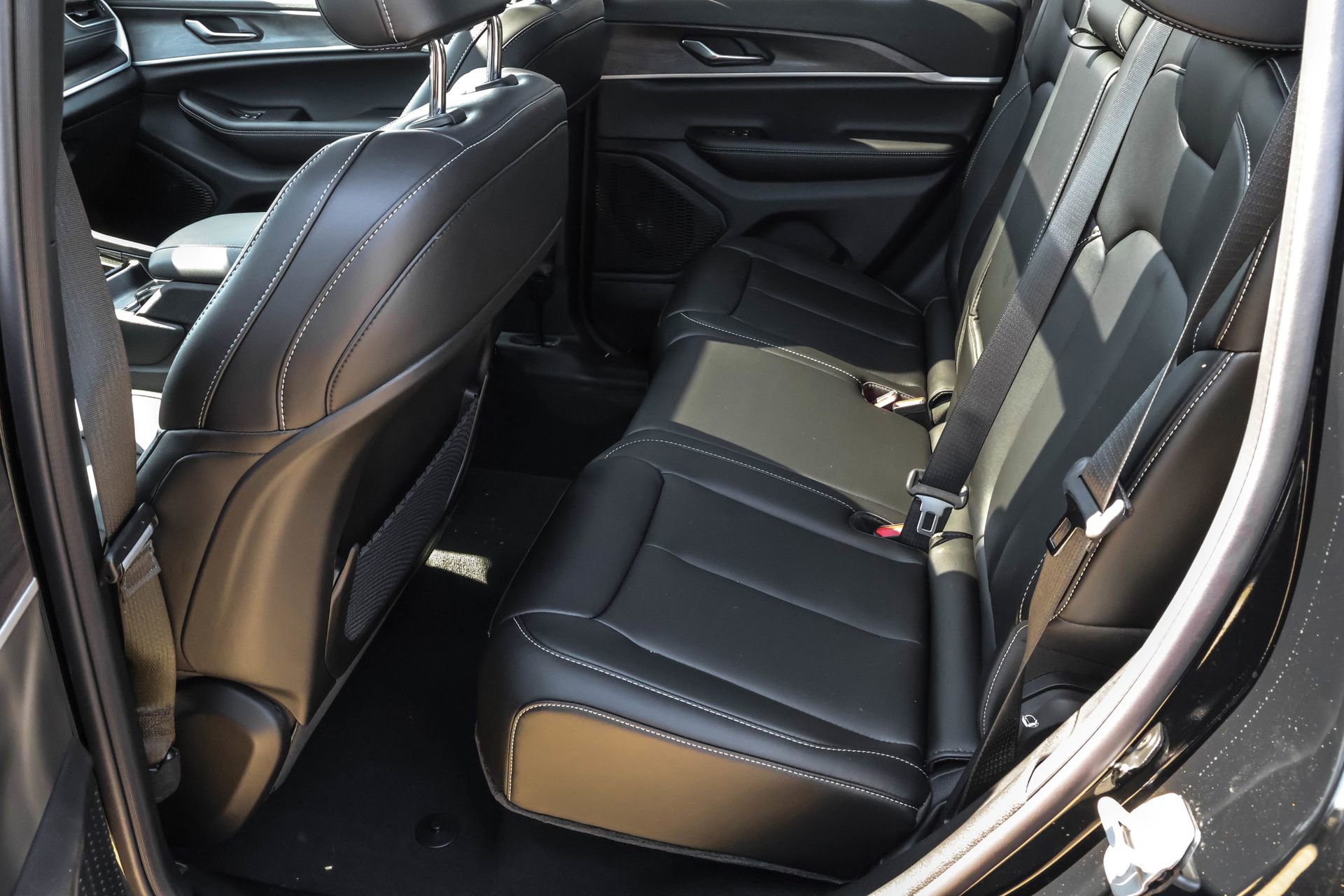 New 2025 Jeep Grand Cherokee Limited w/ Luxury Tech Group II image 15