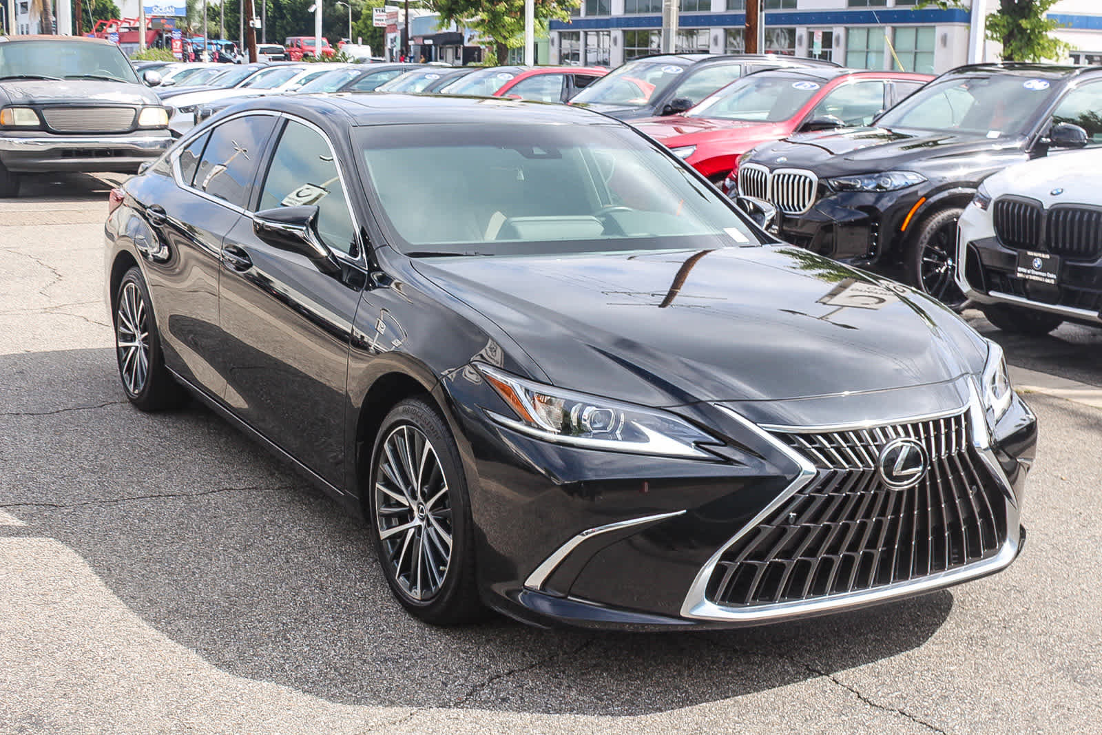 Used 2025 Lexus ES 300h w/ Premium Package image 5