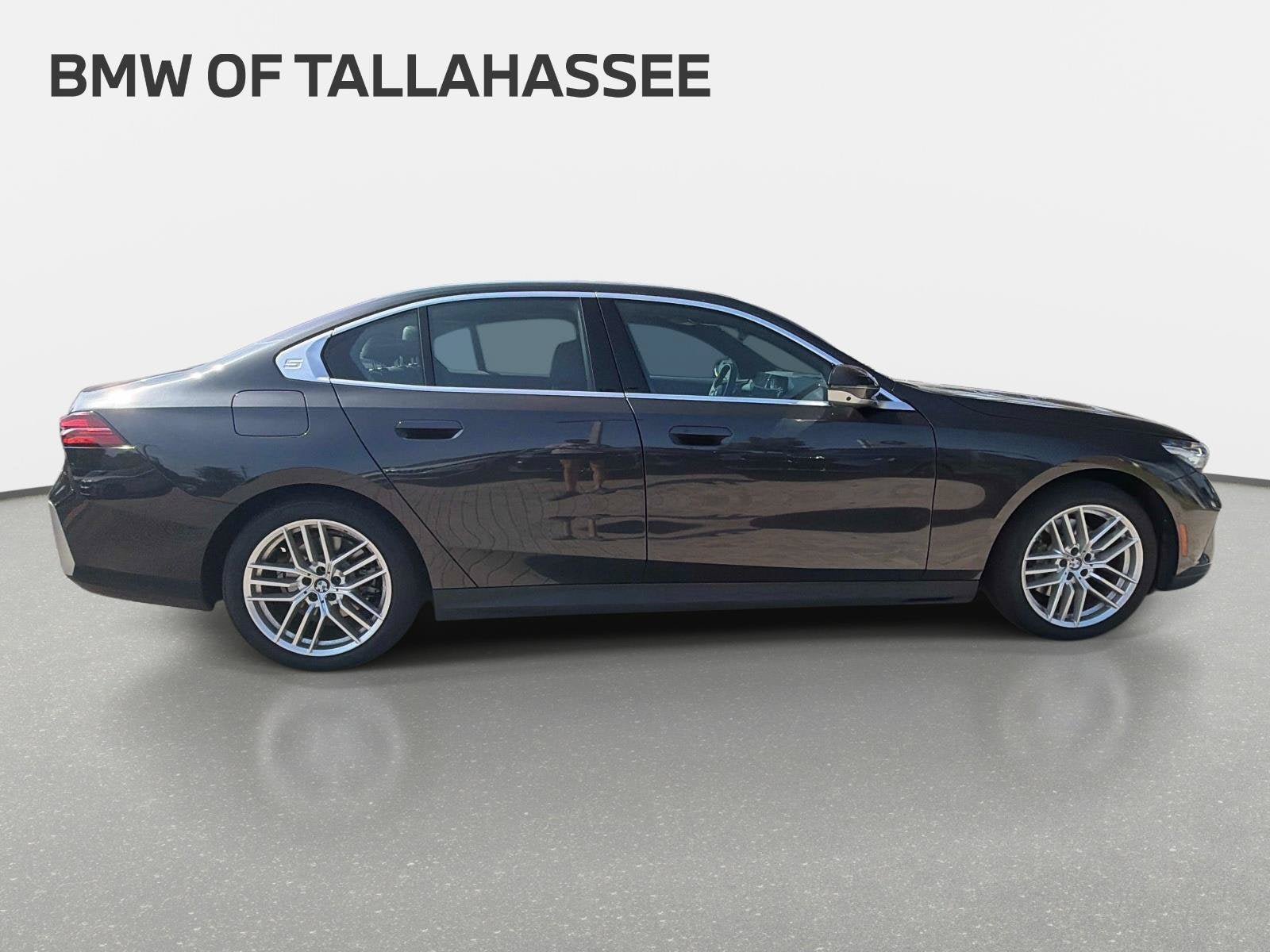 Used 2025 BMW 530i w/ Premium Package RWD image 4
