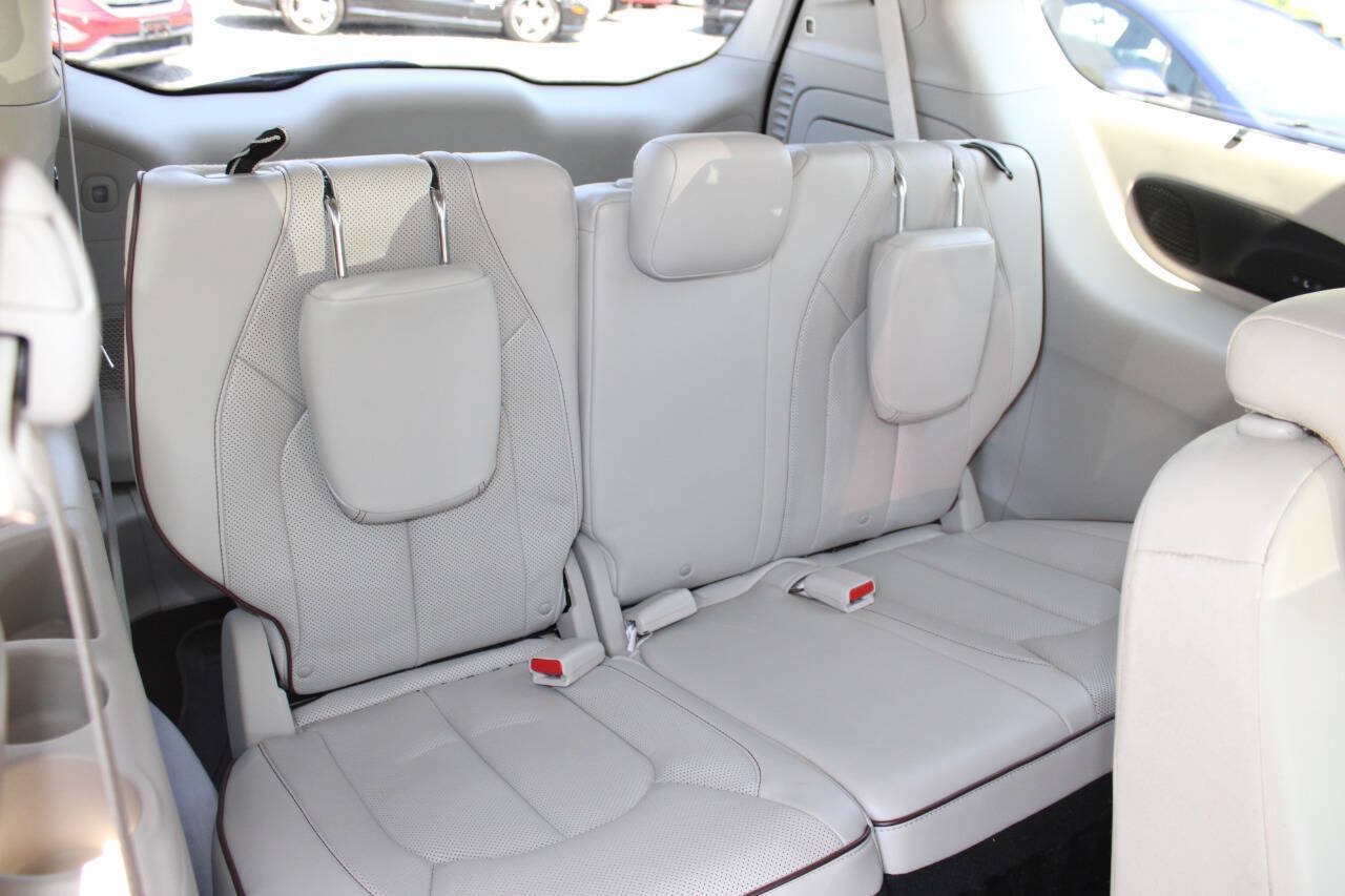 Used 2017 Chrysler Pacifica Limited FWD image 24