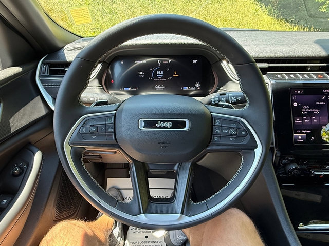 Used 2025 Jeep Grand Cherokee Altitude AWD/4WD image 19