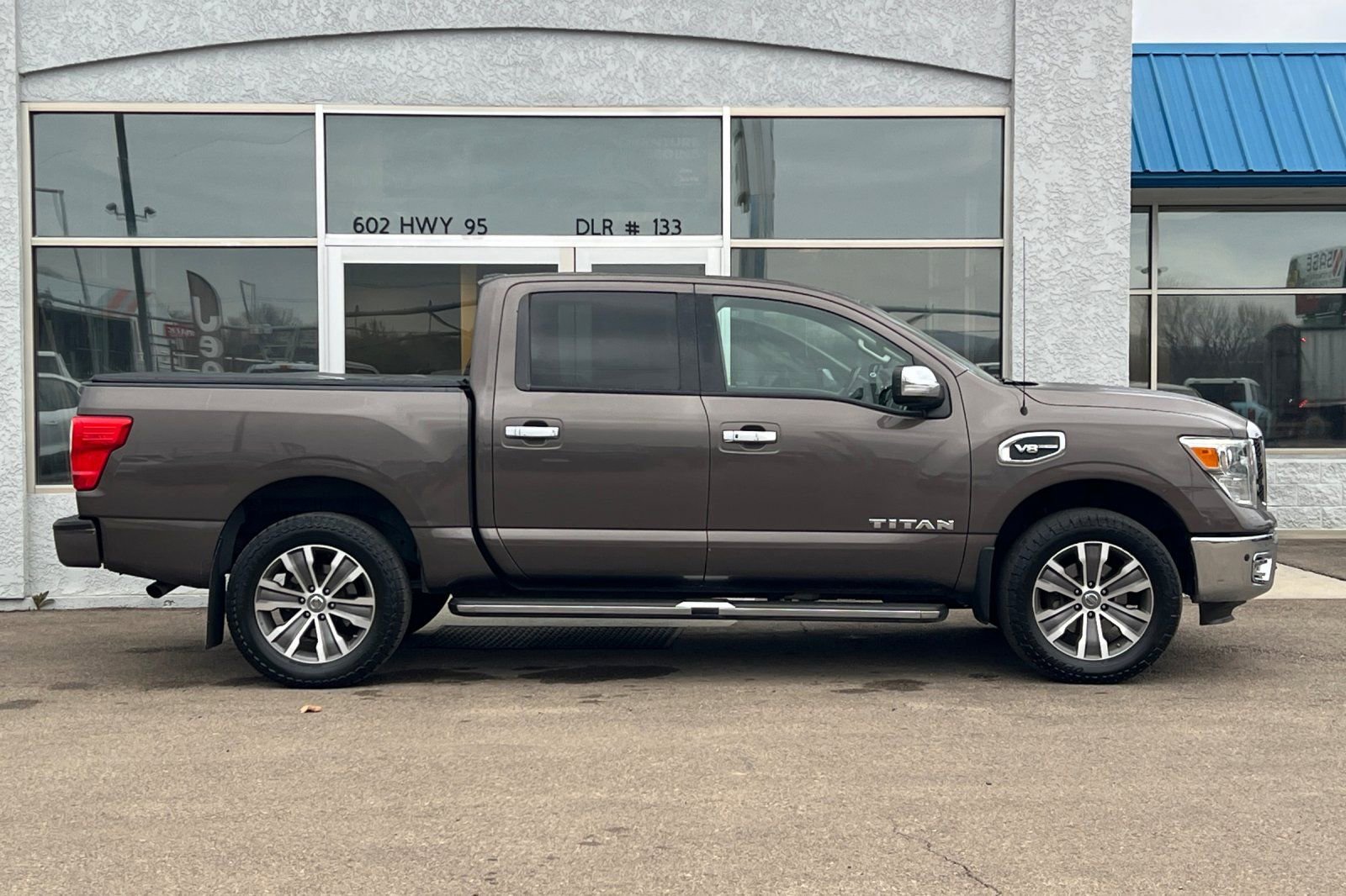 Used 2017 Nissan Titan SL image 3