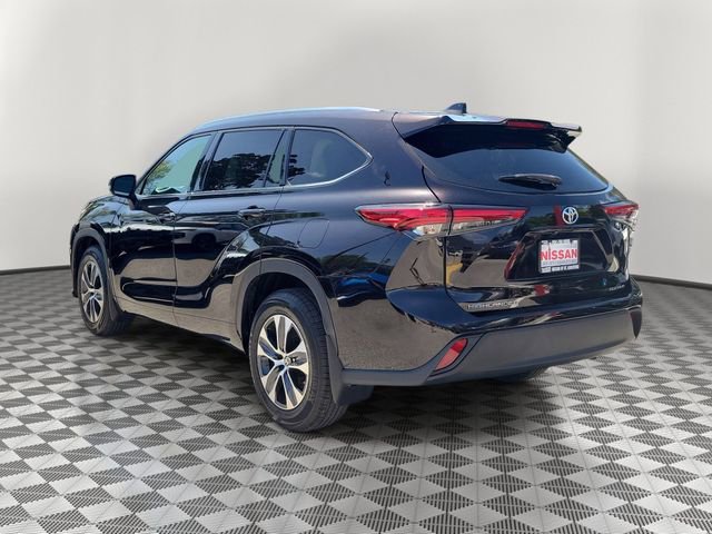 Used 2021 Toyota Highlander XLE AWD/4WD image 4