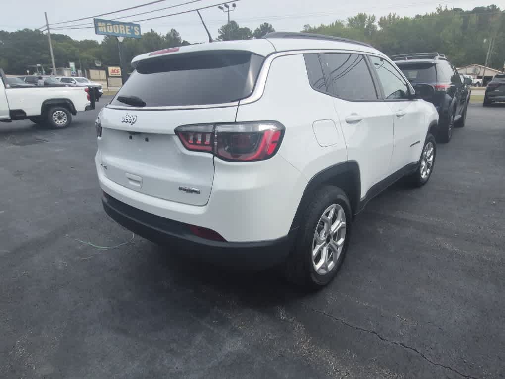 Used 2025 Jeep Compass Latitude AWD/4WD image 7