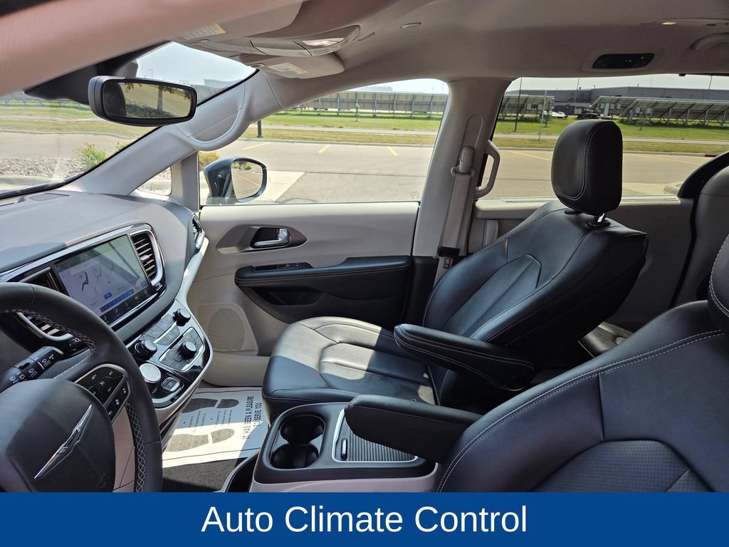Used 2024 Chrysler Pacifica Touring-L FWD image 12