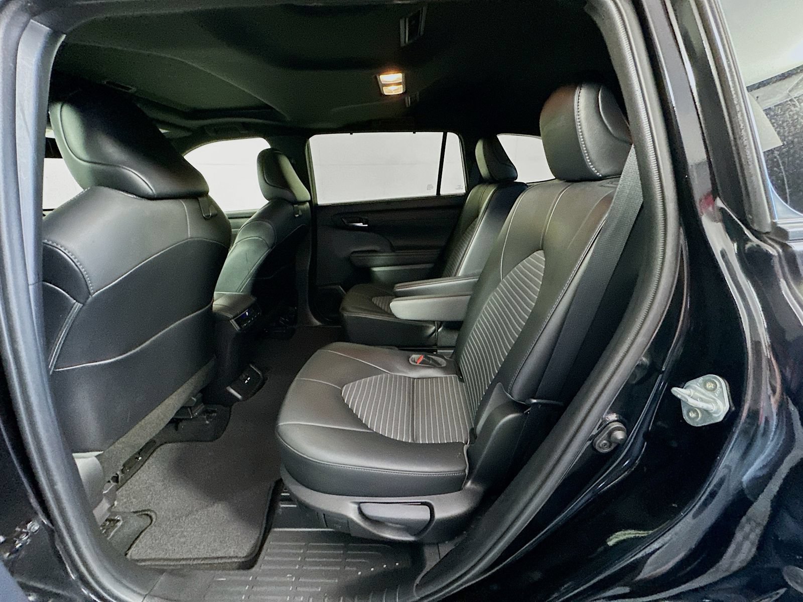 Used 2021 Toyota Highlander XSE FWD image 23