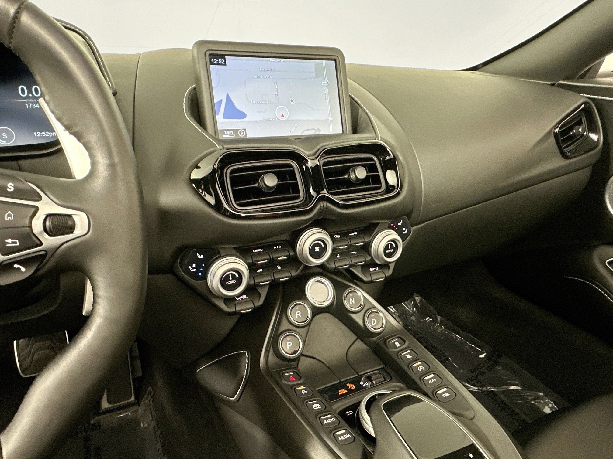 Used 2021 Aston Martin V8 Vantage Roadster RWD image 10