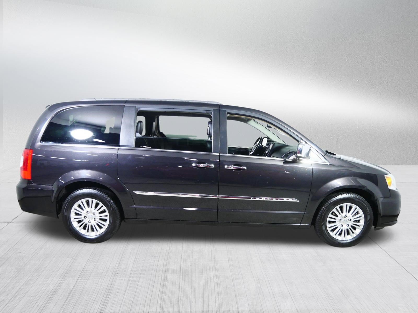 Used 2015 Chrysler Town & Country Touring-L w/ Driver Convenience Group FWD image 8