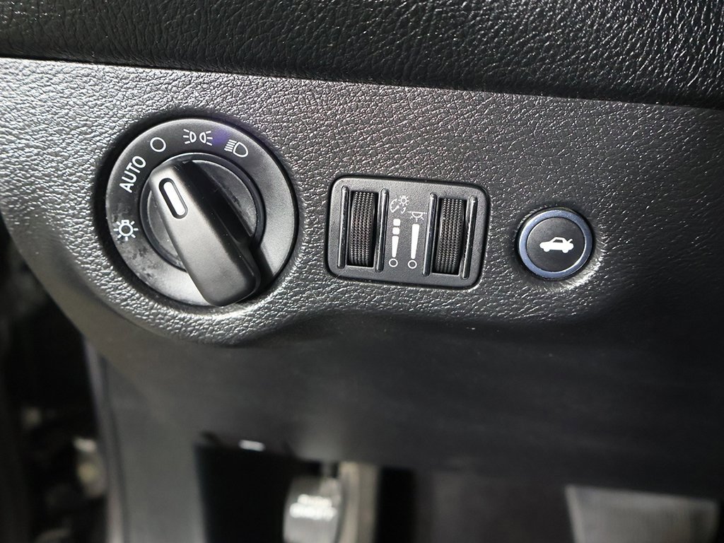 Used 2019 Dodge Challenger SXT image 27