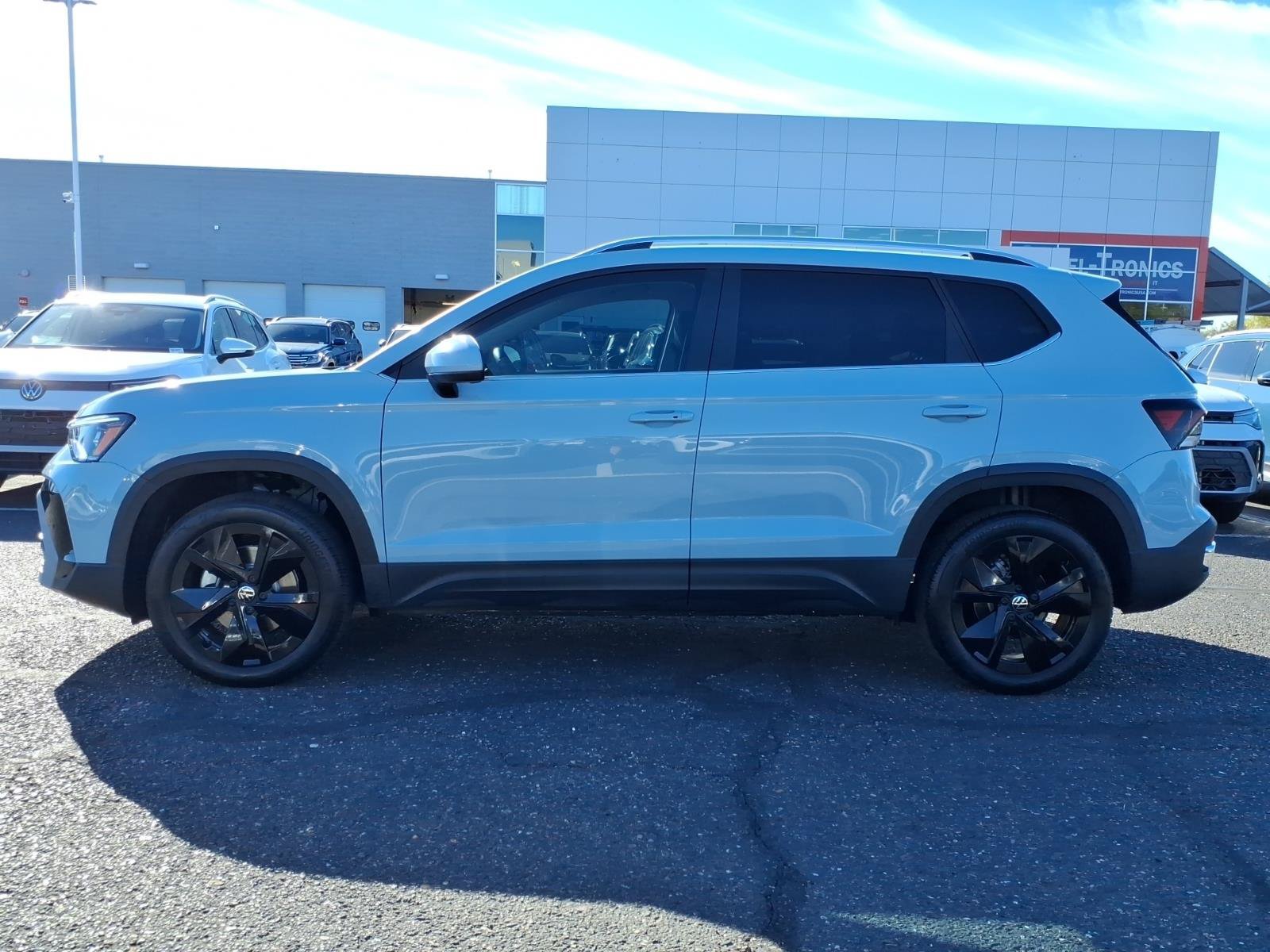New 2026 Volkswagen Taos SE FWD image 2