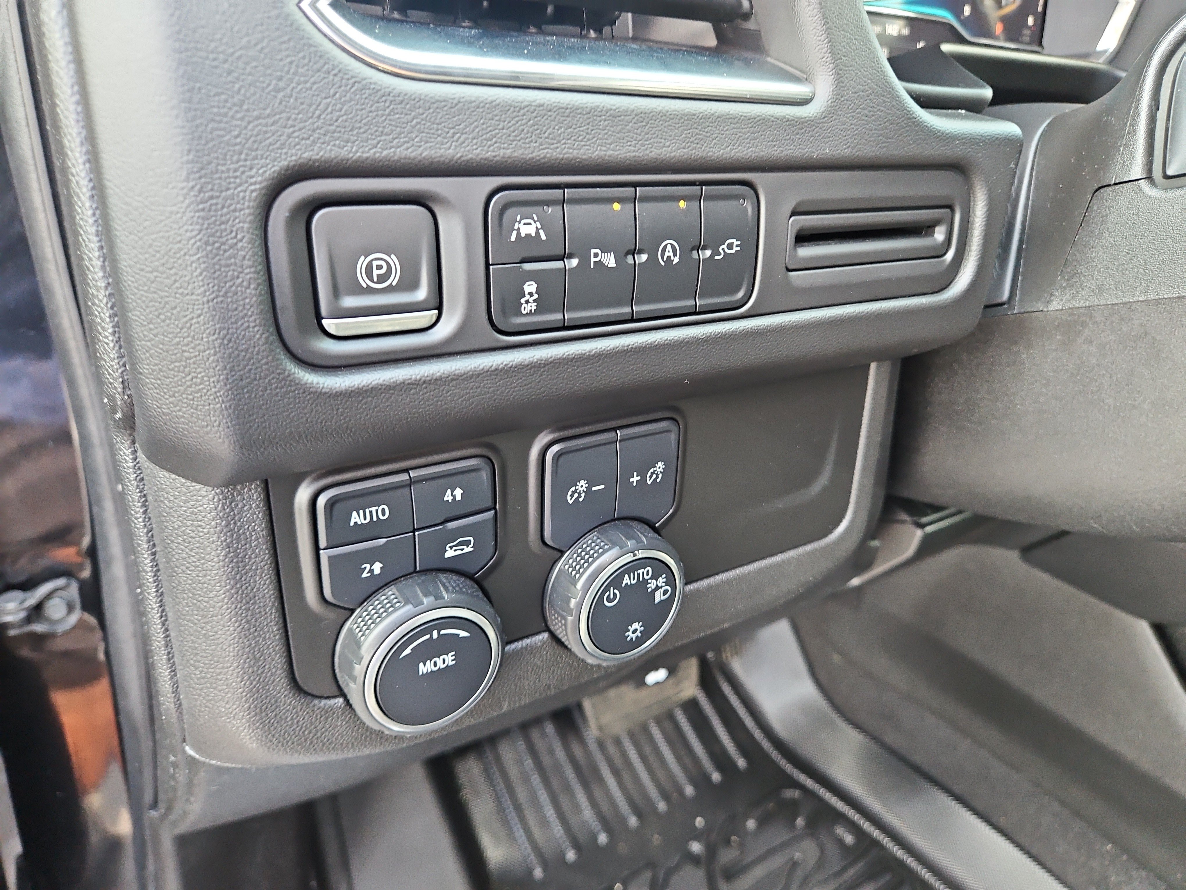 Used 2022 Chevrolet Suburban LT AWD/4WD image 21