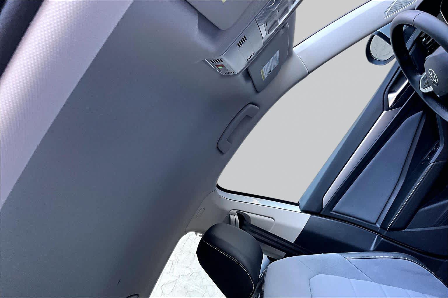 Used 2025 Volkswagen Jetta SE FWD image 13