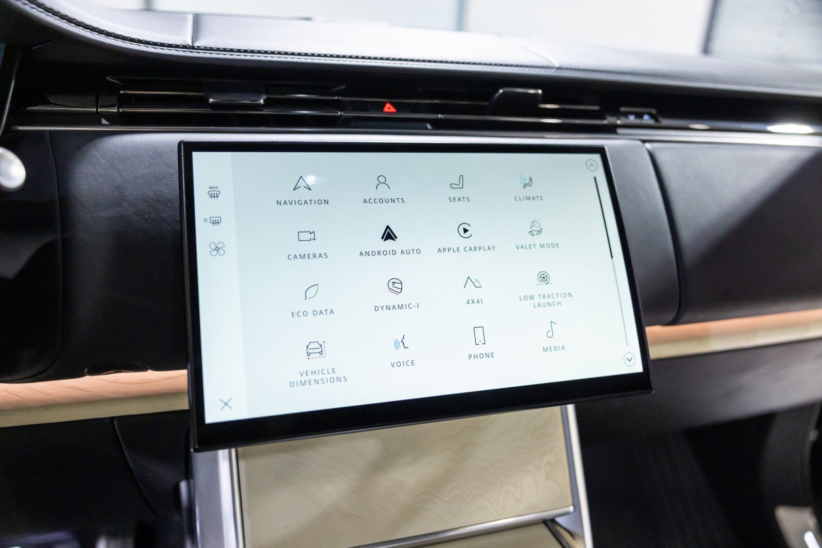 Used 2024 Land Rover Range Rover SV image 43