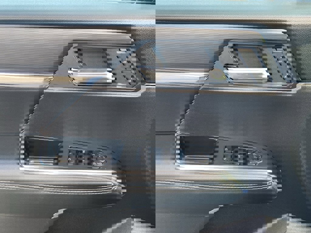 Used 2025 GMC Acadia Elevation image 24