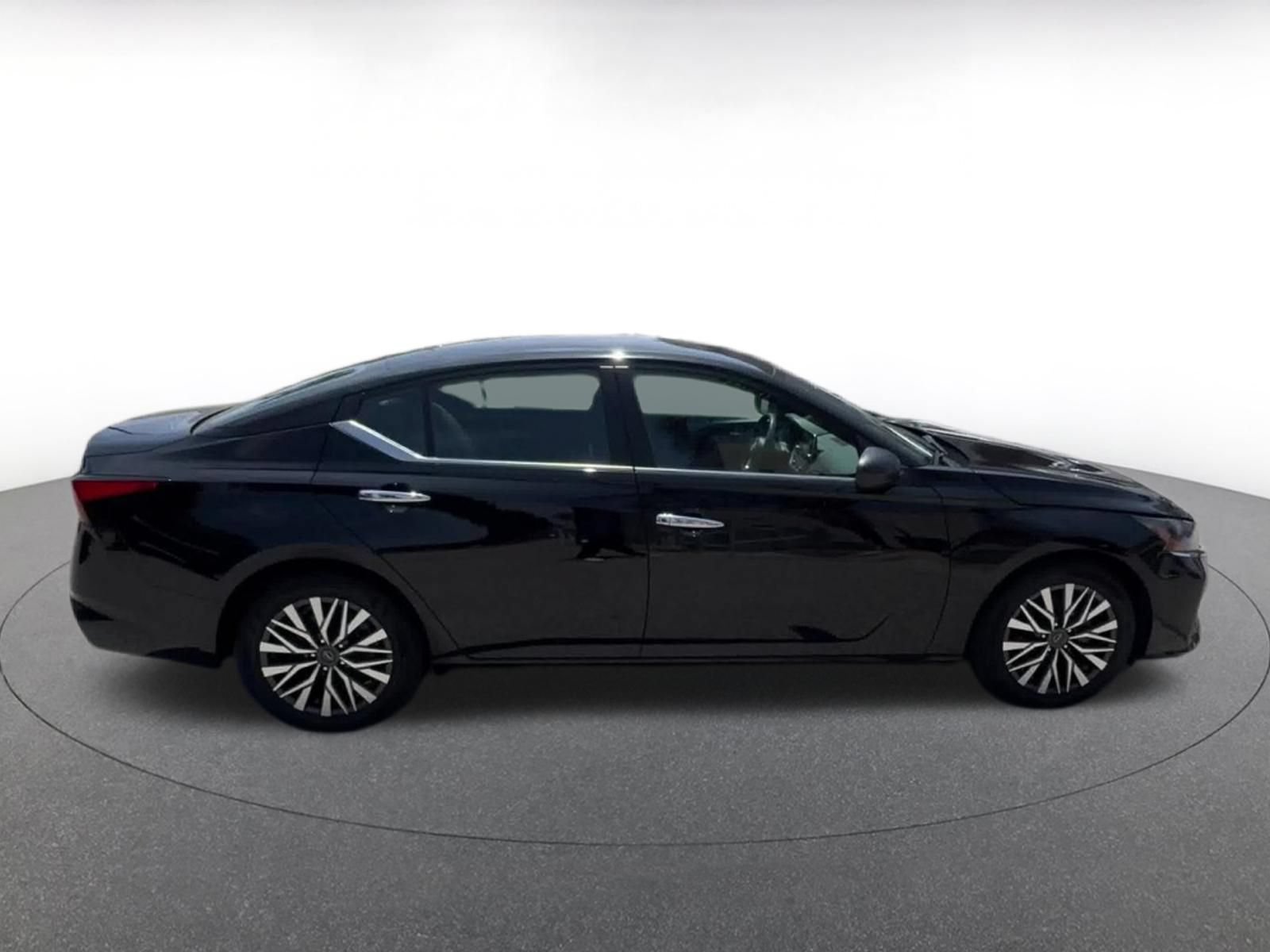 Used 2025 Nissan Altima 2.5 SV FWD image 15