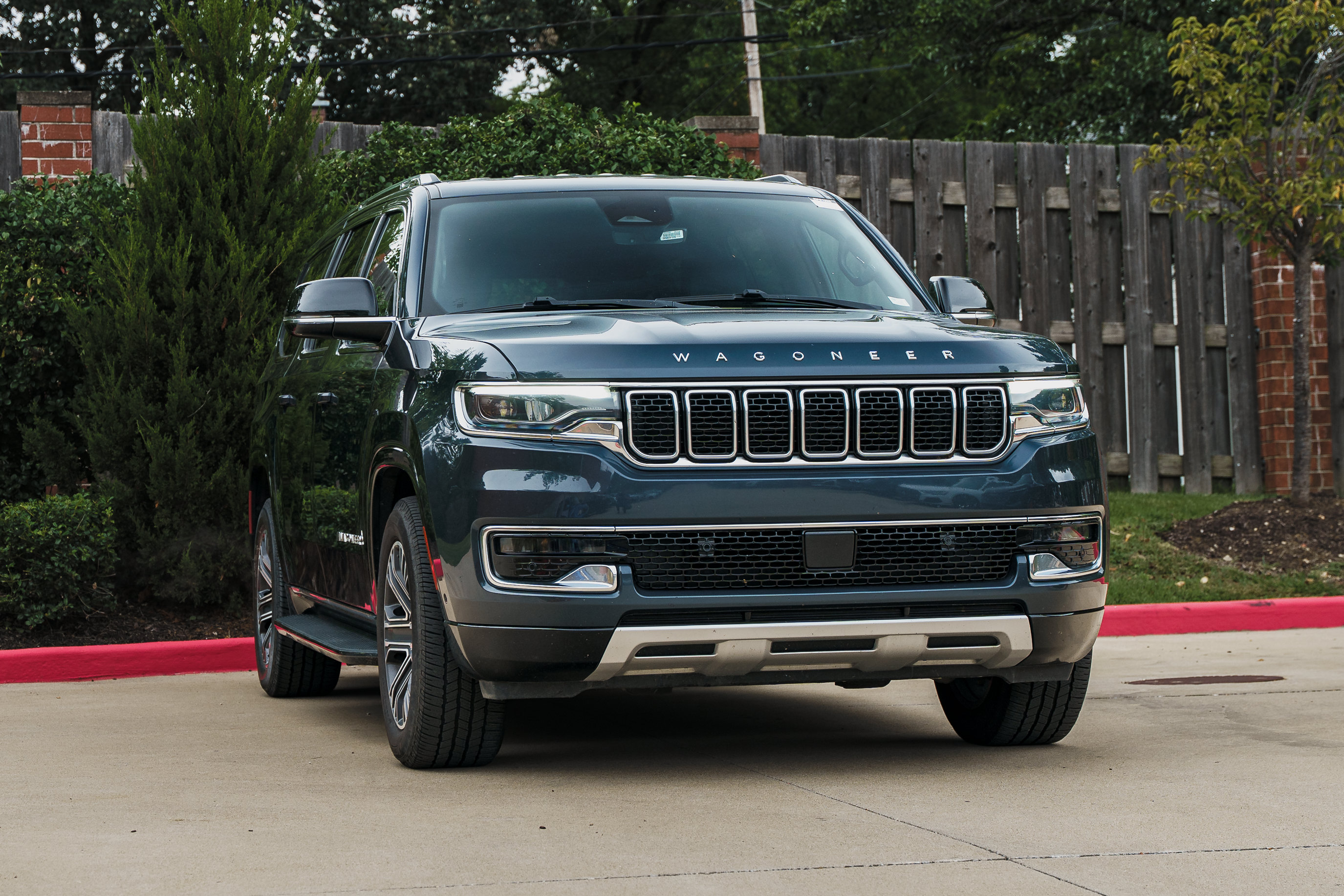 Used 2024 Jeep Wagoneer L Series II w/ Flexible Seating Group AWD/4WD image 1