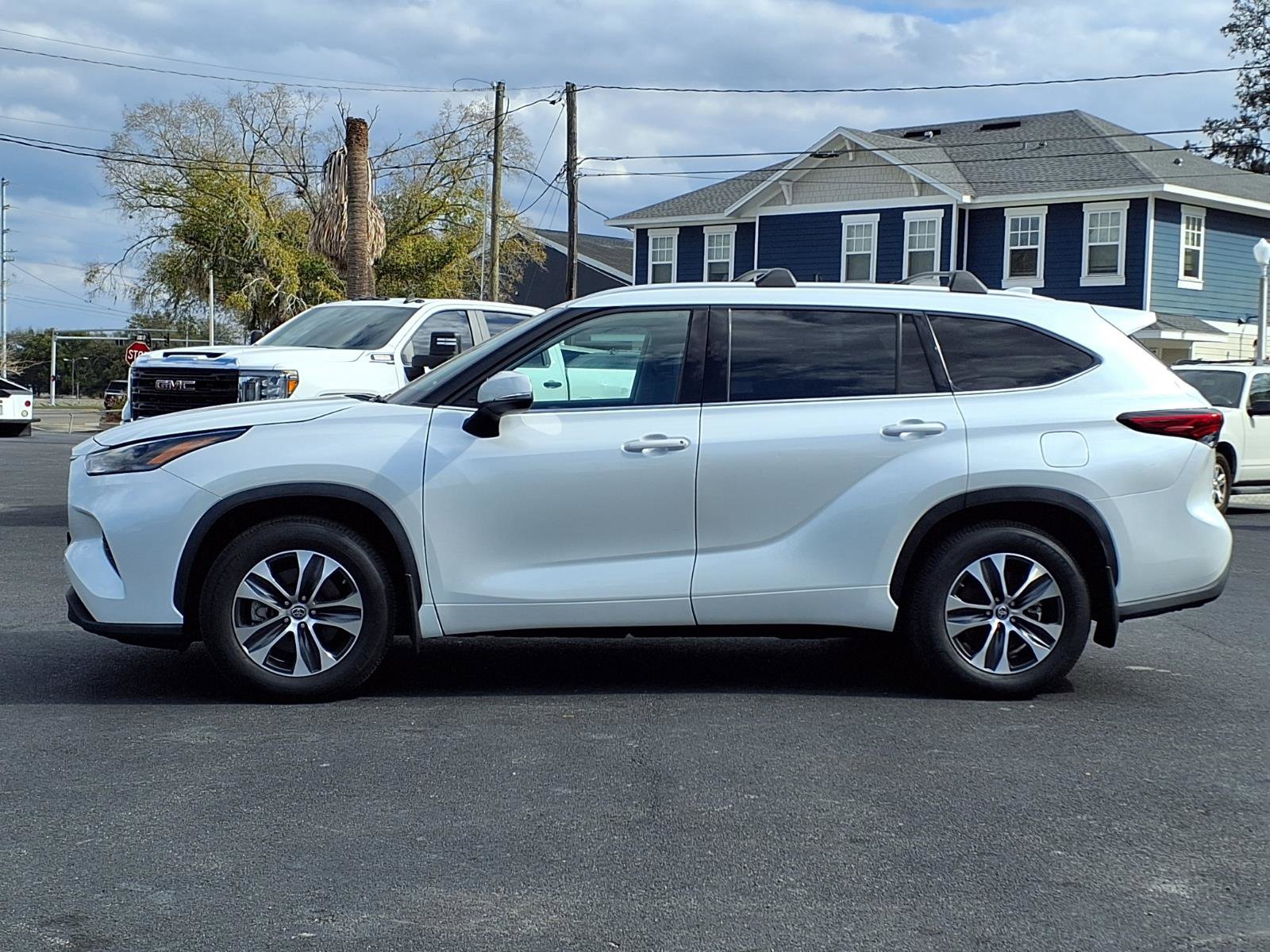 Used 2022 Toyota Highlander XLE image 3