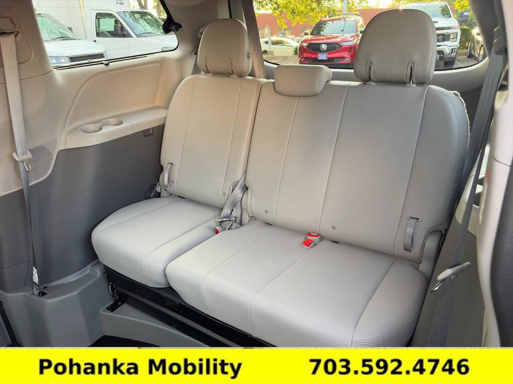 Used 2020 Toyota Sienna XLE w/ XLE Navigation Package FWD image 32