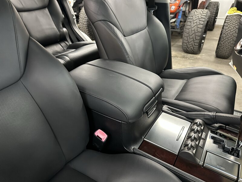 Used 2011 Lexus LX 570 4WD w/ Luxury Pkg image 37