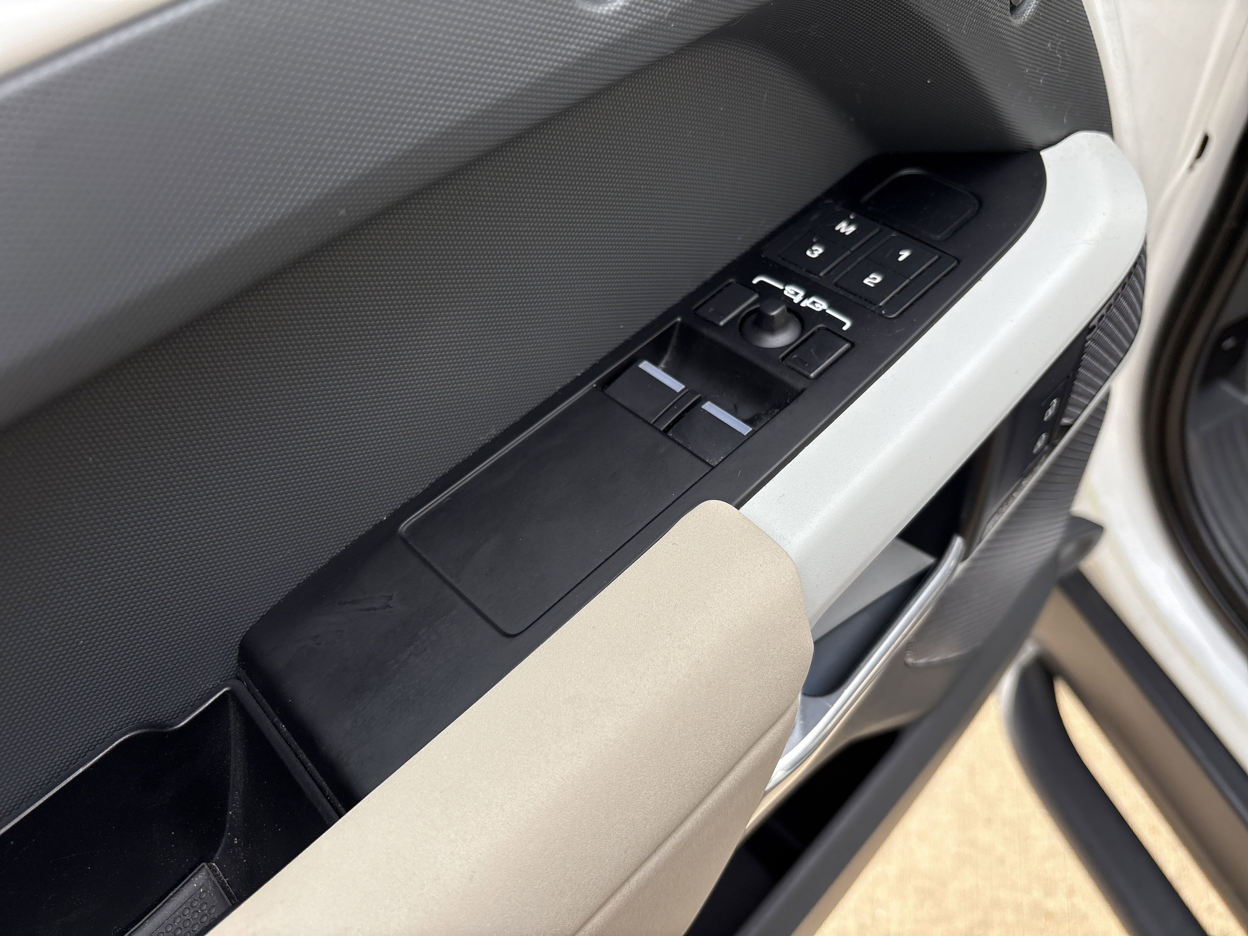 Used 2023 Land Rover Defender 90 X-Dynamic SE AWD/4WD image 17