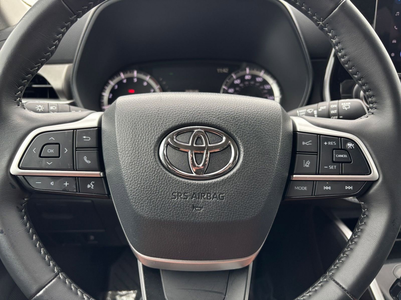 Used 2025 Toyota Highlander LE FWD image 30