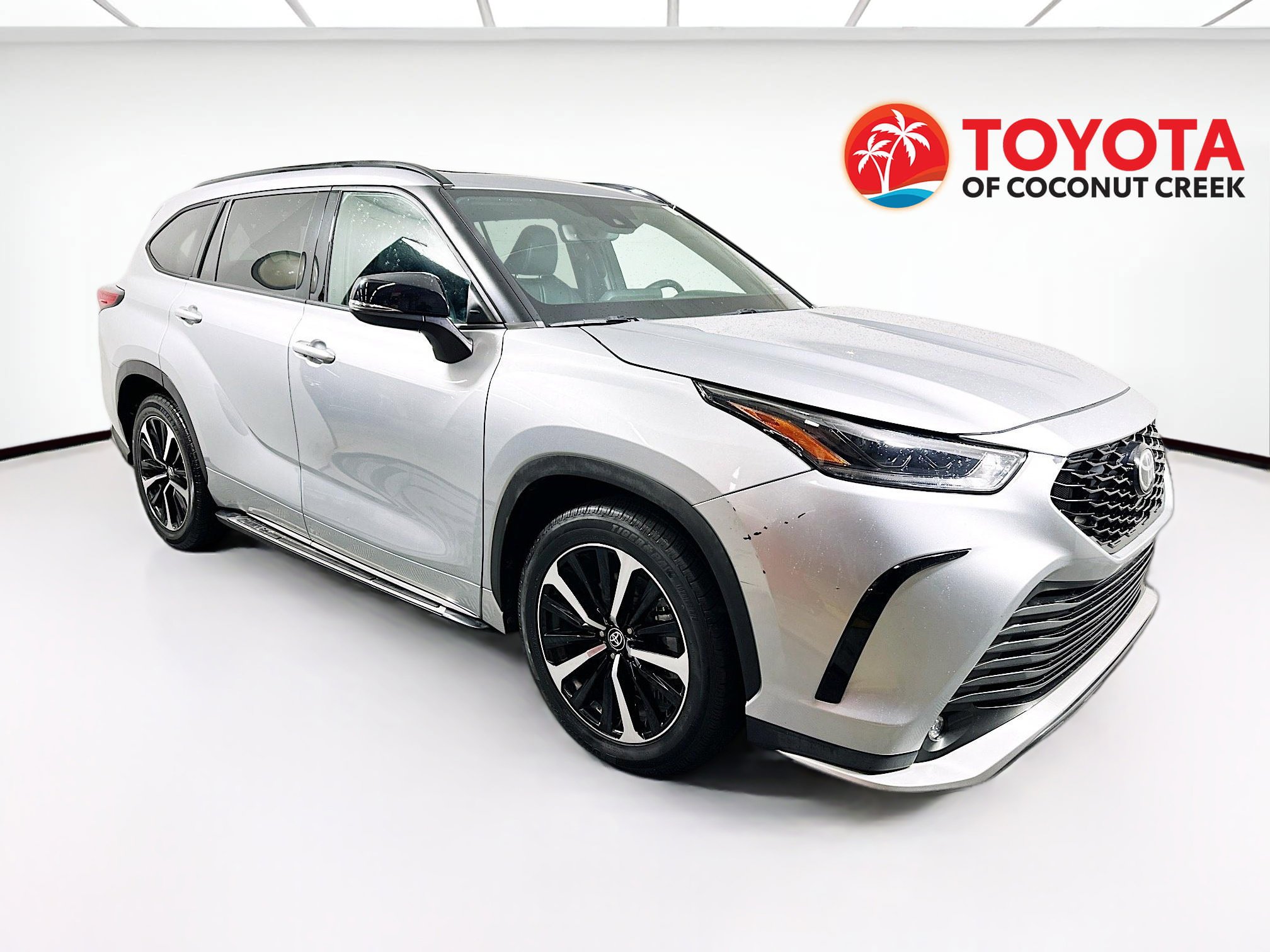Used 2021 Toyota Highlander XSE FWD image 1