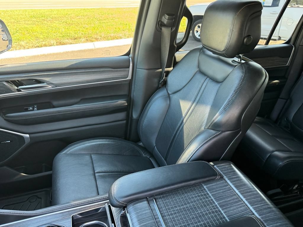 Used 2024 Jeep Wagoneer L Series III w/ Flexible Seating Group AWD/4WD image 10