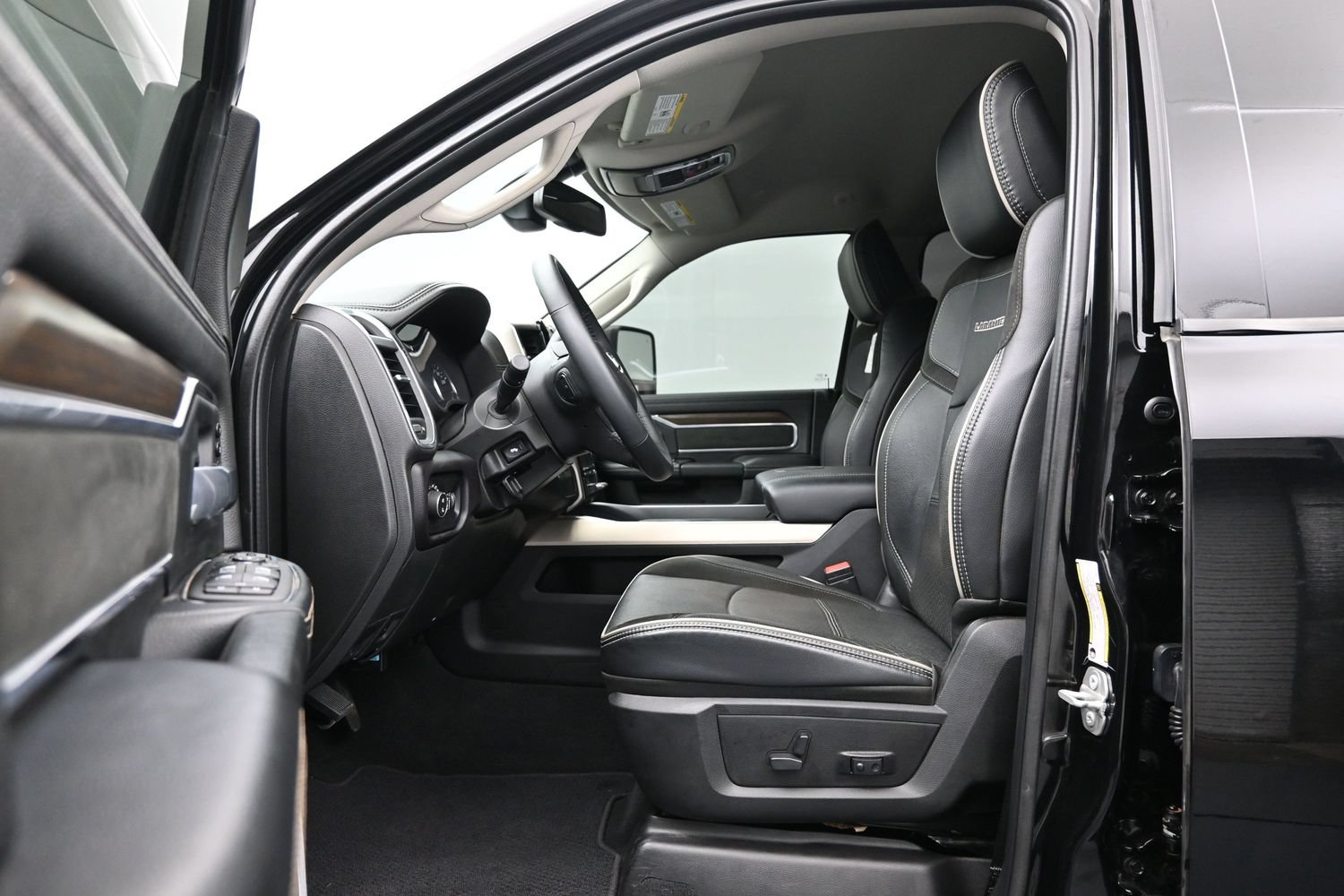 Used 2024 RAM 3500 Laramie w/ Towing Technology Group AWD/4WD image 9