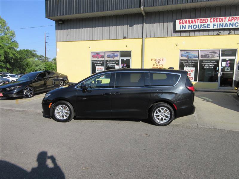 Used 2023 Chrysler Pacifica Touring-L FWD image 2