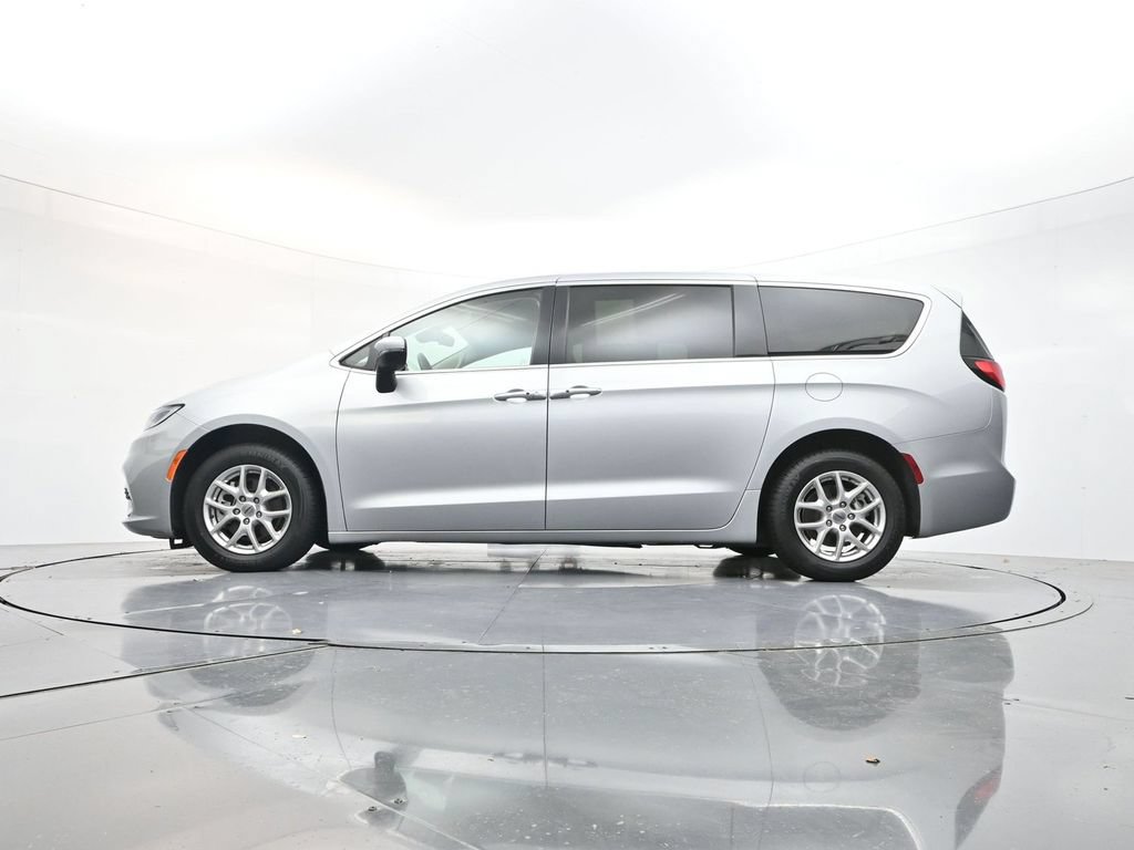 Used 2023 Chrysler Pacifica Touring-L FWD image 29