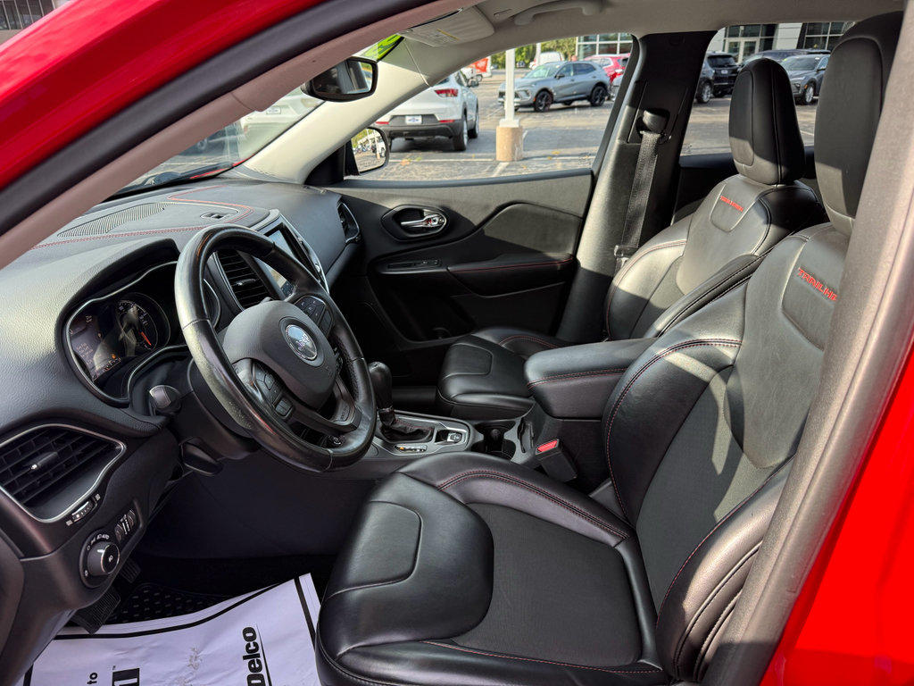 Used 2019 Jeep Cherokee Trailhawk w/ Cold Weather Group AWD/4WD image 9