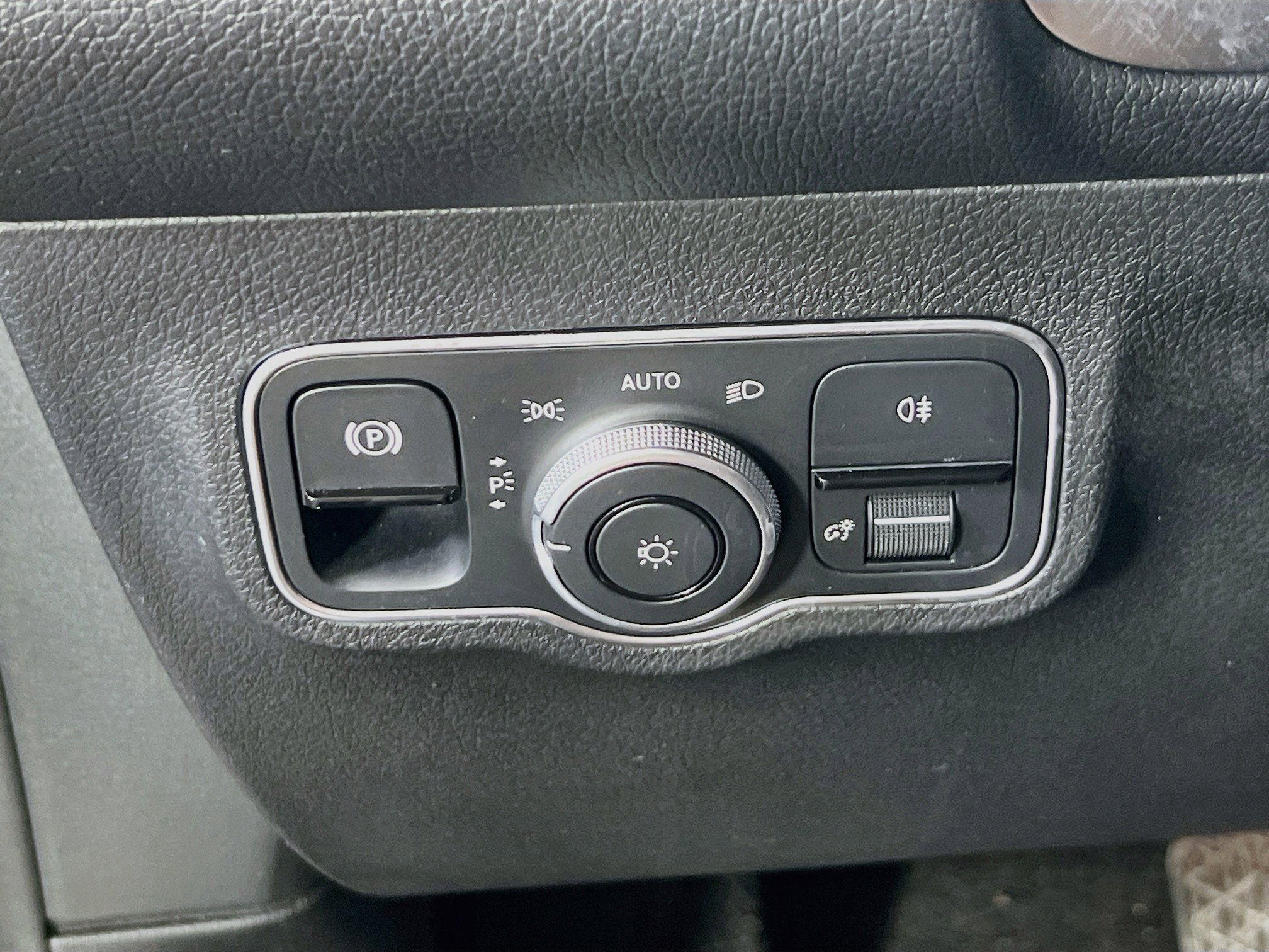 Used 2024 Mercedes-Benz EQB 300 4MATIC image 10