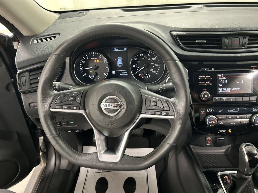 Used 2017 Nissan Rogue SV AWD/4WD image 4