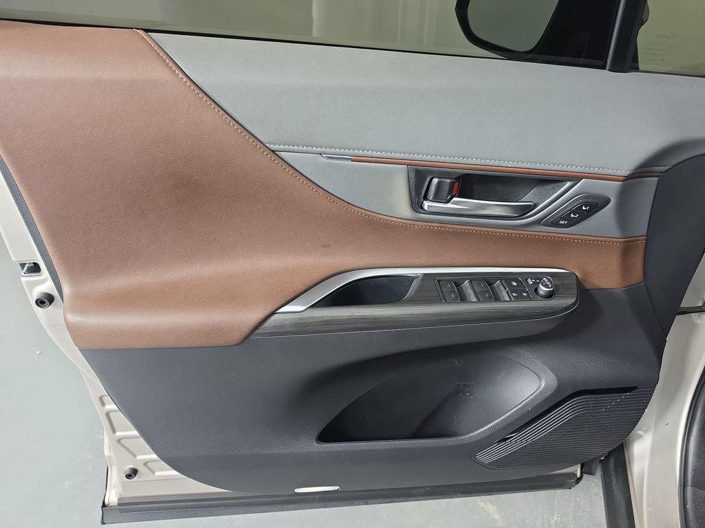 Certified 2023 Toyota Venza XLE AWD/4WD image 11