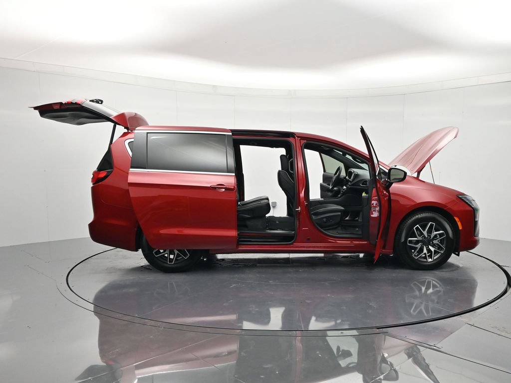 New 2027 Chrysler Pacifica Limited w/ Family Tech Group FWD image 50