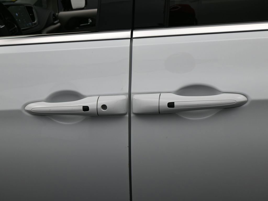 Used 2024 Chrysler Pacifica Select image 26