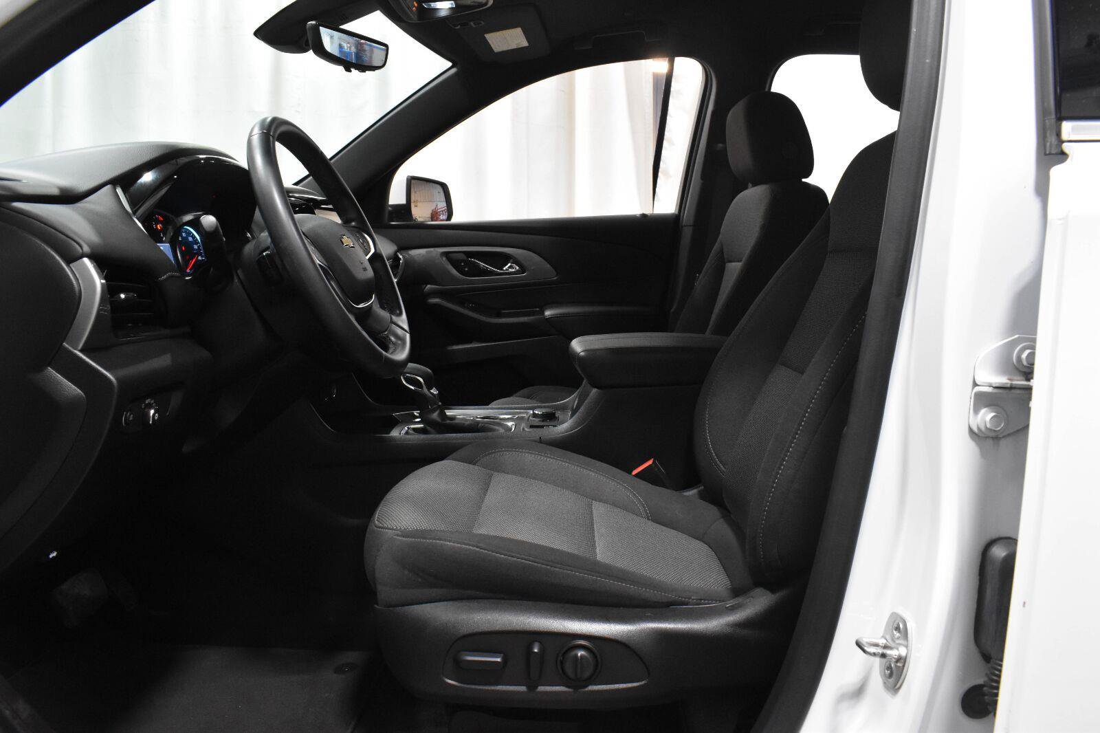 Used 2023 Chevrolet Traverse LT w/ Rear Camera Mirror Package AWD/4WD image 3