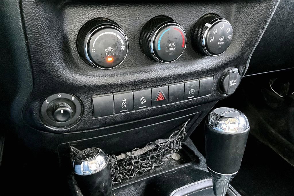 Used 2016 Jeep Wrangler Unlimited Sahara w/ Connectivity Group image 15