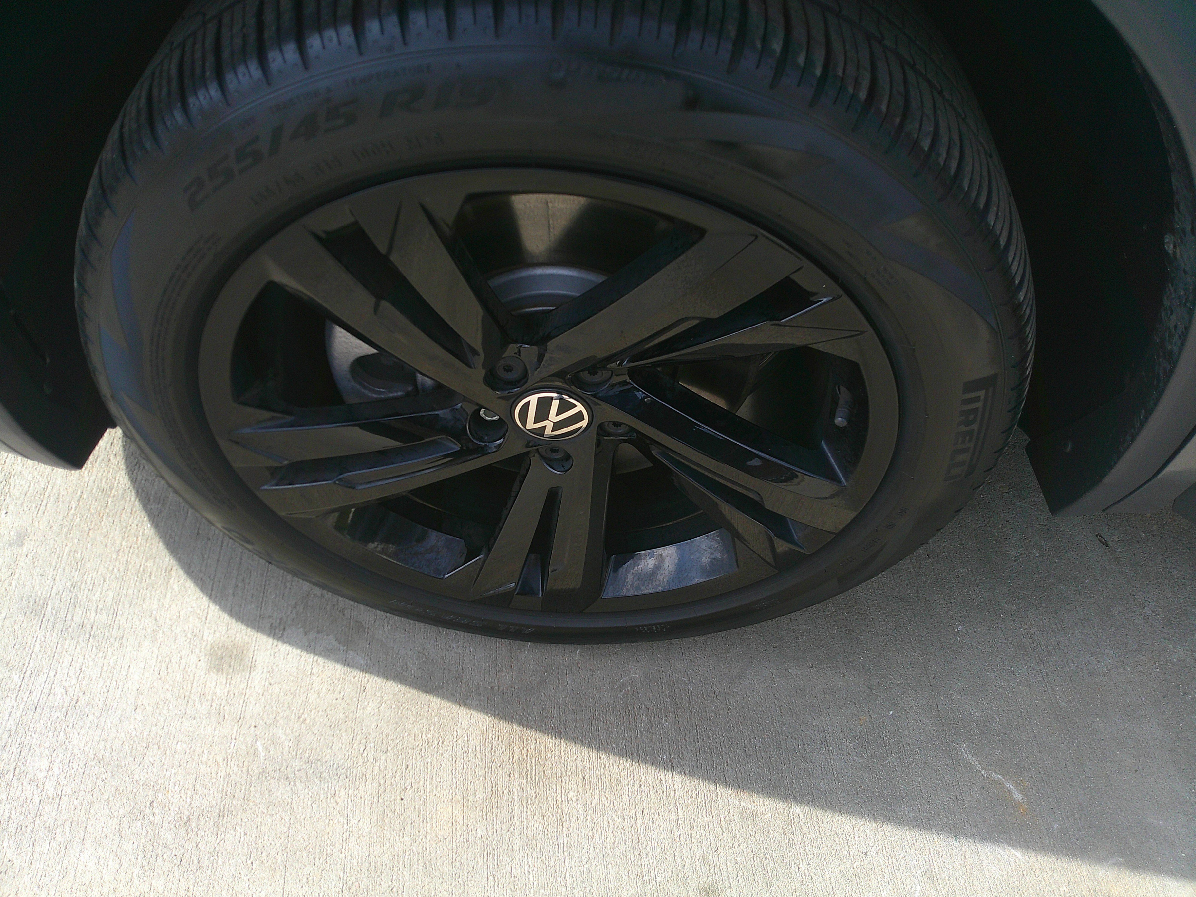 Used 2024 Volkswagen Tiguan SE R-Line image 16