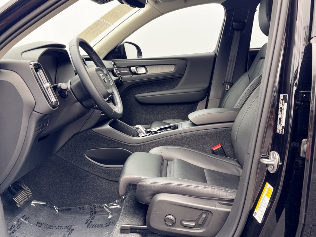 Used 2024 Volvo XC40 B5 Plus w/ Protection Package Premier AWD/4WD image 5