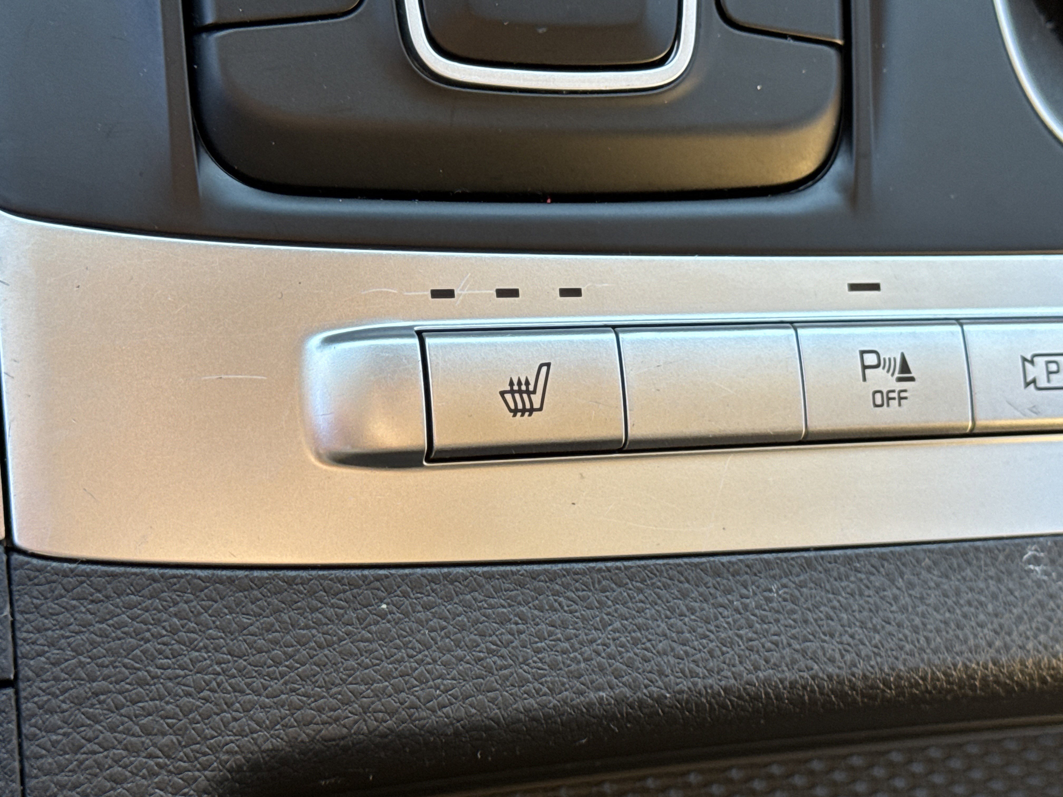 Used 2023 Kia Carnival LX image 31