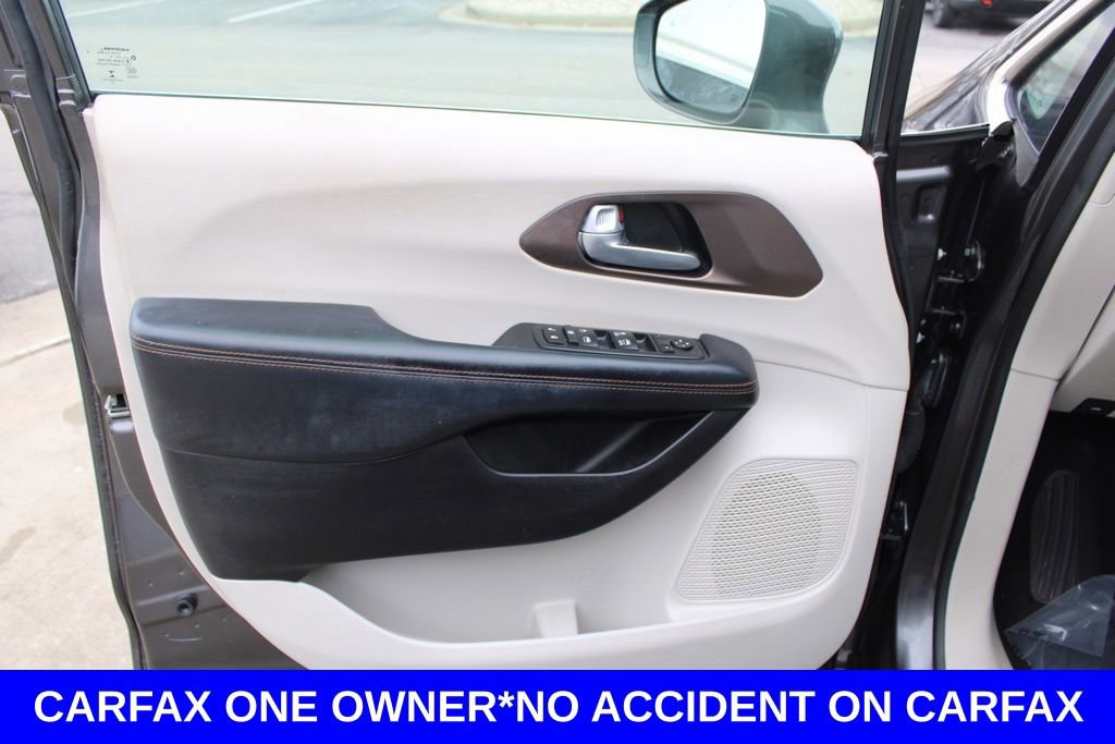 Used 2017 Chrysler Pacifica Touring-L image 19