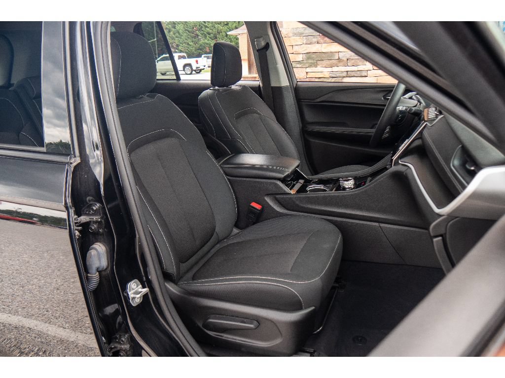 Used 2023 Jeep Grand Cherokee Laredo AWD/4WD image 16
