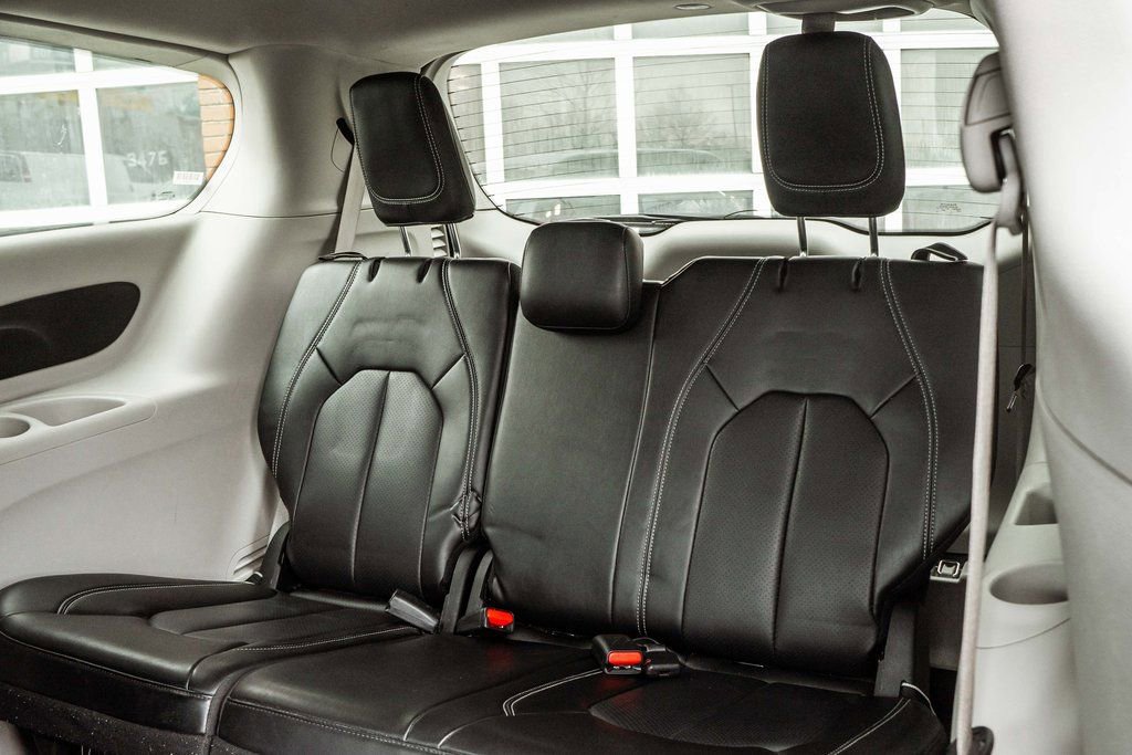 Used 2023 Chrysler Pacifica Touring-L FWD image 32