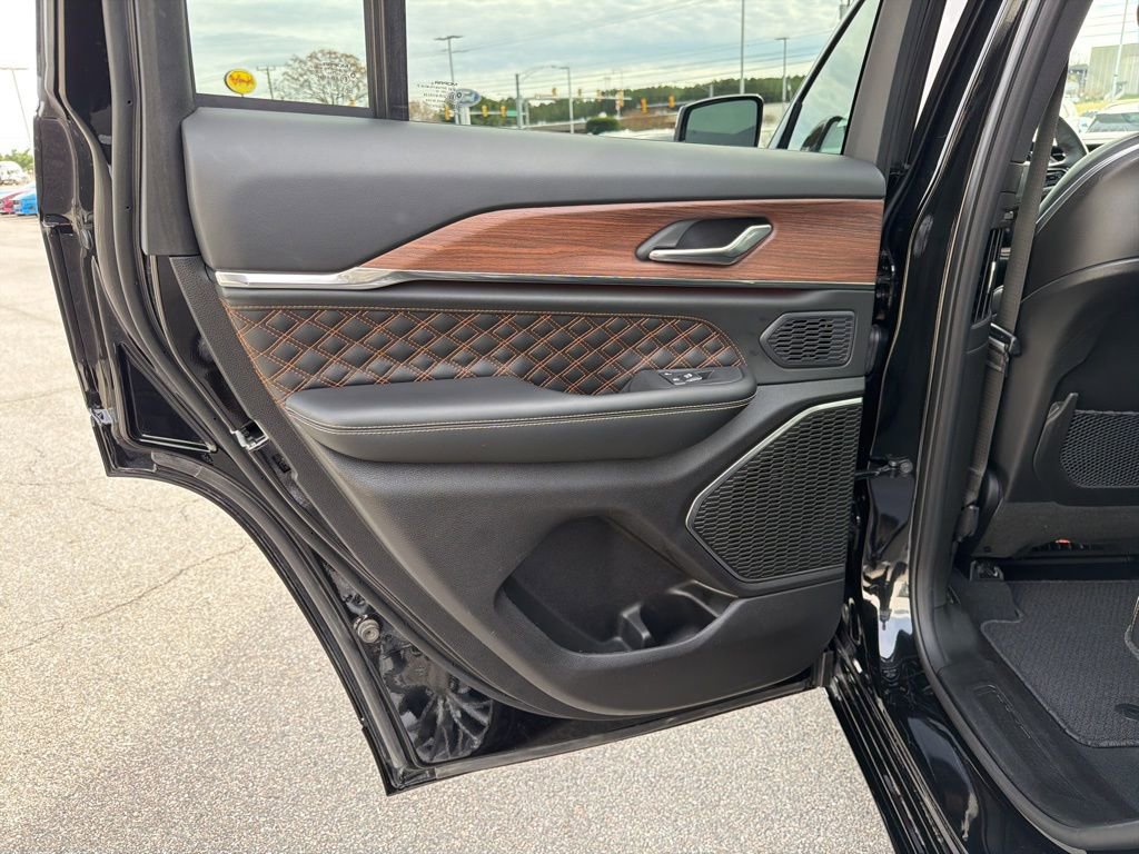 Used 2025 Jeep Grand Cherokee Summit image 17