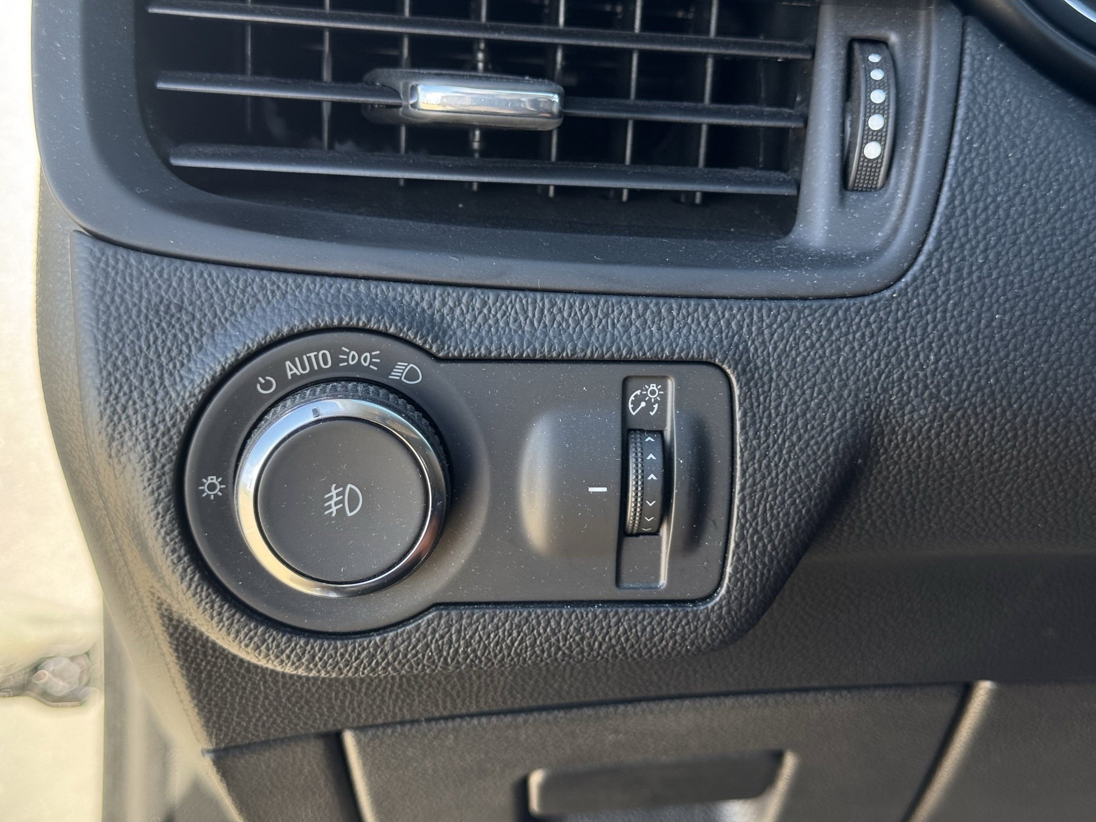 Used 2019 Buick Envision Essence FWD image 17