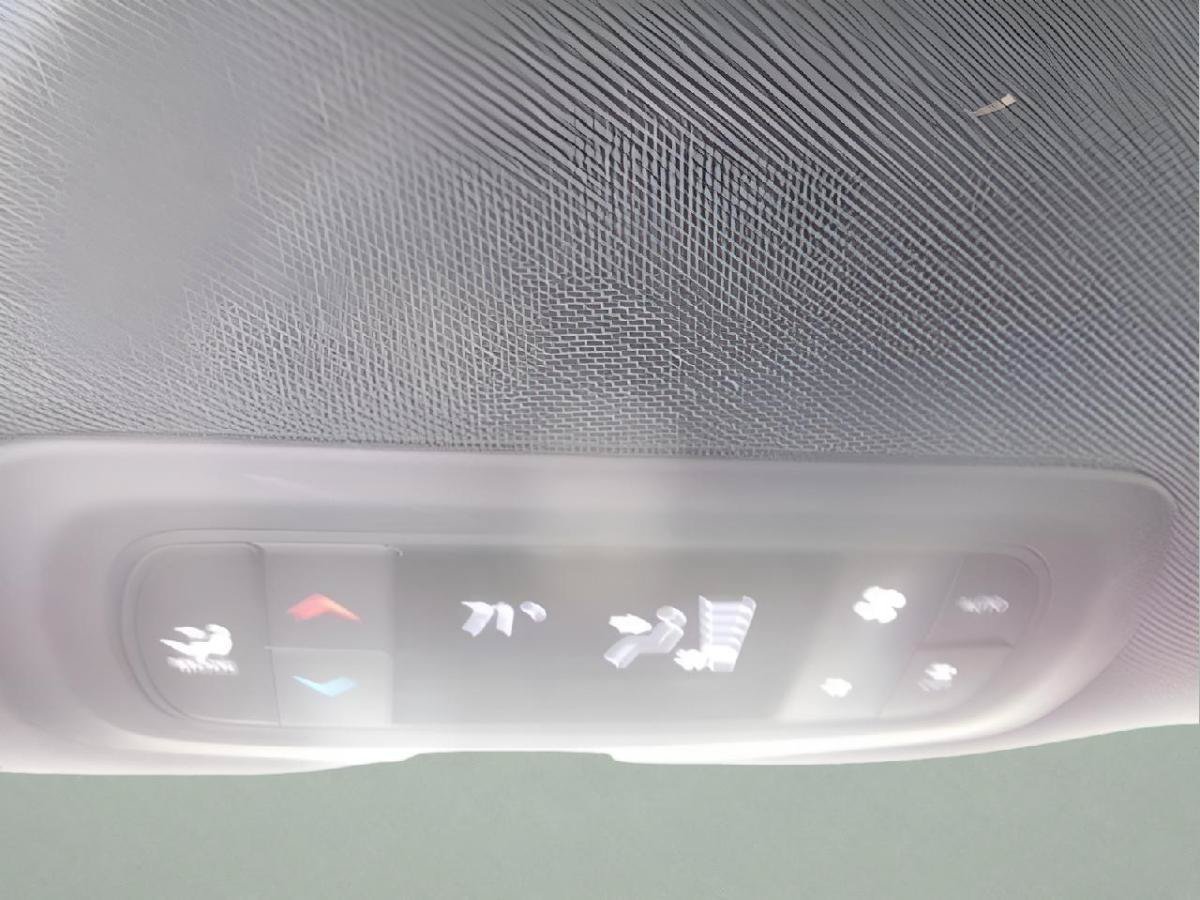 Used 2025 Chrysler Pacifica Select FWD image 12