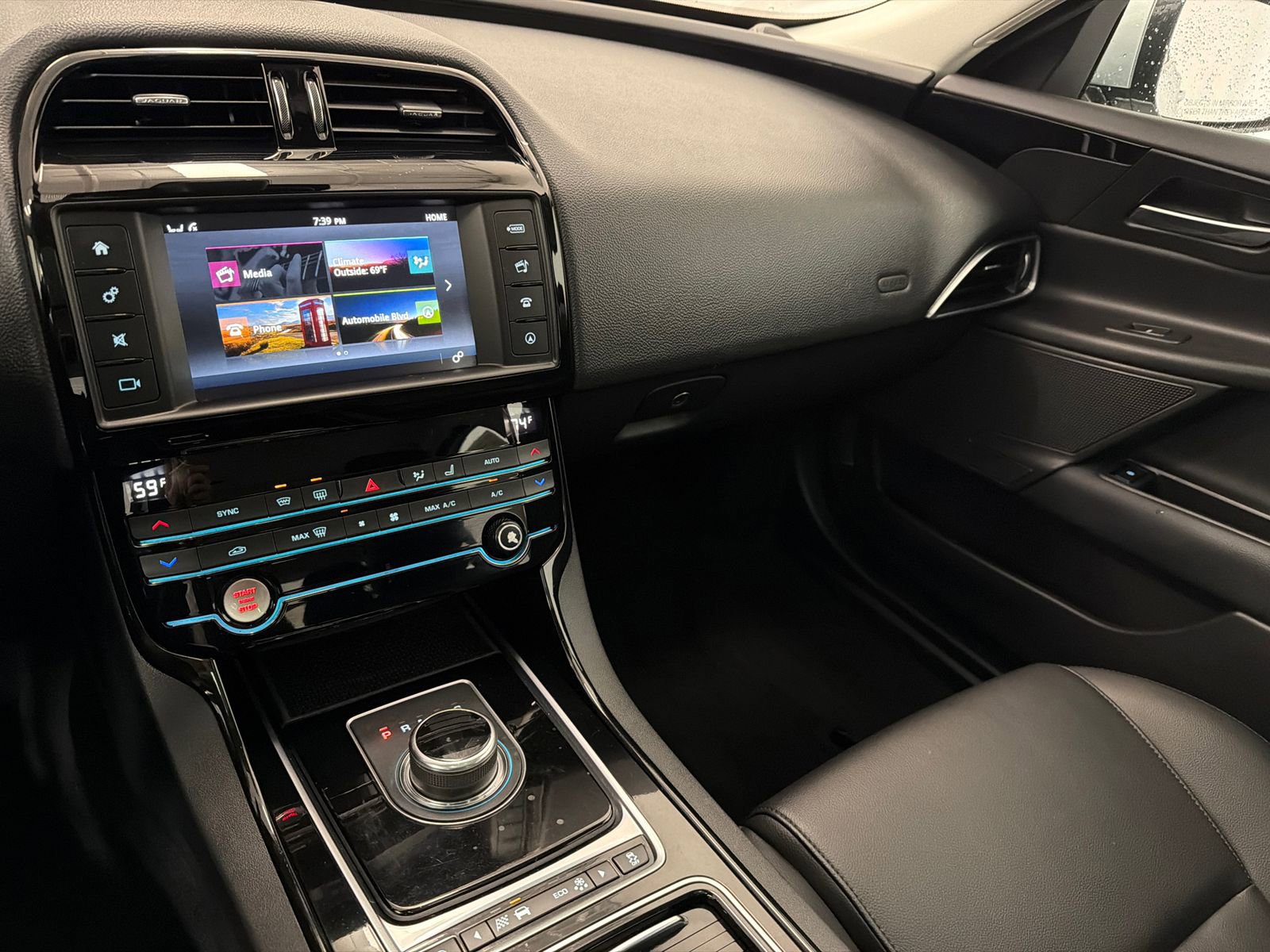 Used 2018 Jaguar XE Premium image 22