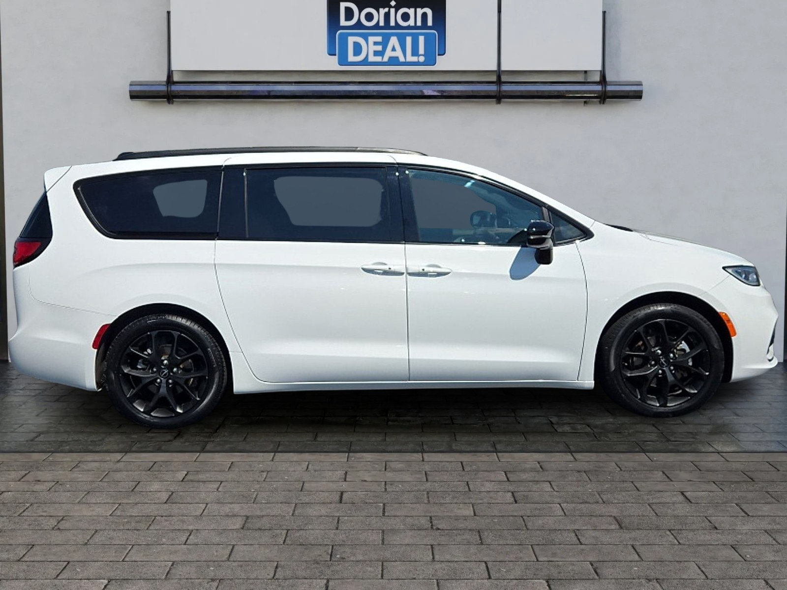 Used 2025 Chrysler Pacifica Limited FWD image 2